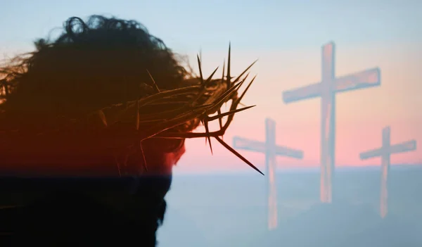 イエス キリストの肖像ととげの冠とカルバリー ヒルの三つの十字架 — ストック写真