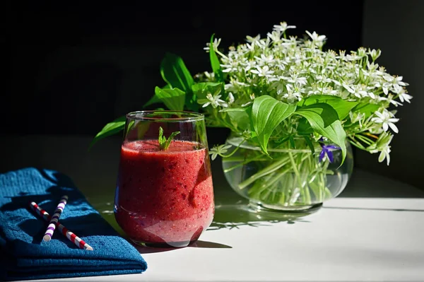 Tasty Fresh Berry Smoothie Paper Straws Star Bethlehem Flowers Vase — Stock Photo, Image