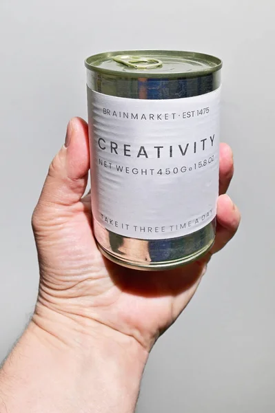 ブリキ缶を持っている男 コンセプト創造性ラベル錫金属缶の処方 — ストック写真