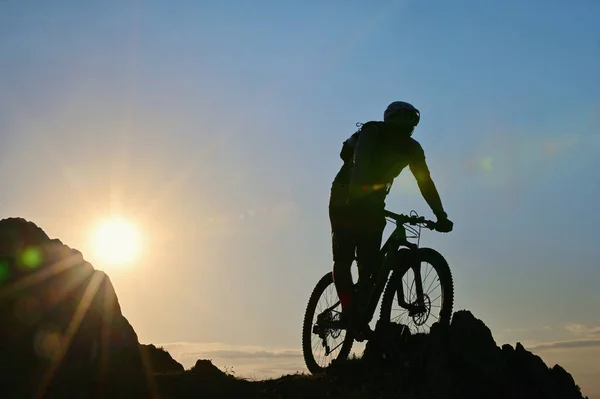 Silhouette Cyclist Standing Clif Sun Spring Time — Stock Photo, Image