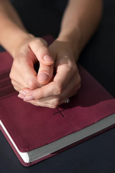 Närbild Kristen Kvinna Händer Vikta Bibeln Bön Och Dyrkan — Stockfoto