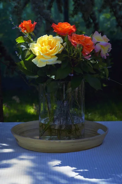 Rose Vaso Sul Tavolo Nel Giardino Estivo — Foto Stock