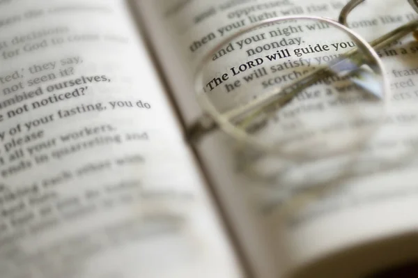 Concetto Speranza Occhiali Lettura Primo Piano Sulla Bibbia Aperta — Foto Stock