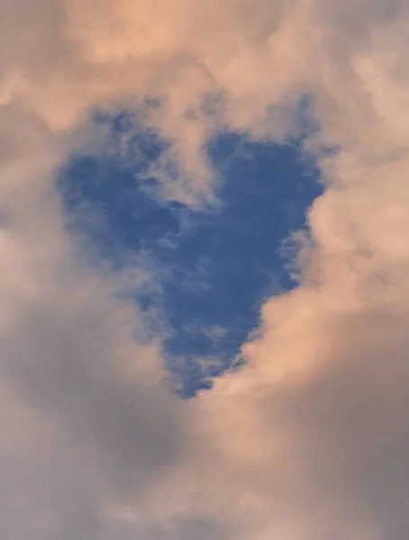 Cielo Dramático Con Nubes Forma Corazón Medio — Foto de Stock