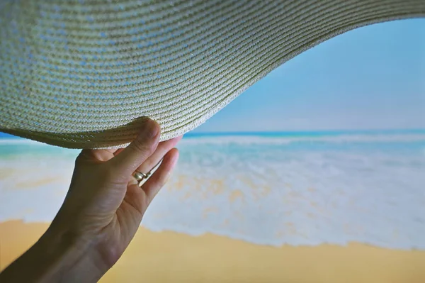Široký Úhel Ženy Relaxační Pláži Držení Slunce Klobouk Moře Pozadí — Stock fotografie