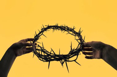 Dikenli taç tutan kavramsal eller 