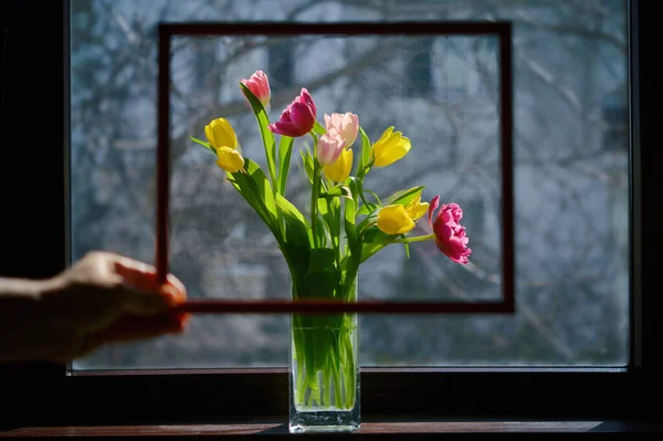 ウィンドウでチューリップの花瓶と抽象フレーム — ストック写真