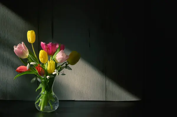 テーブルに隔離されたチューリップと影の花瓶 — ストック写真