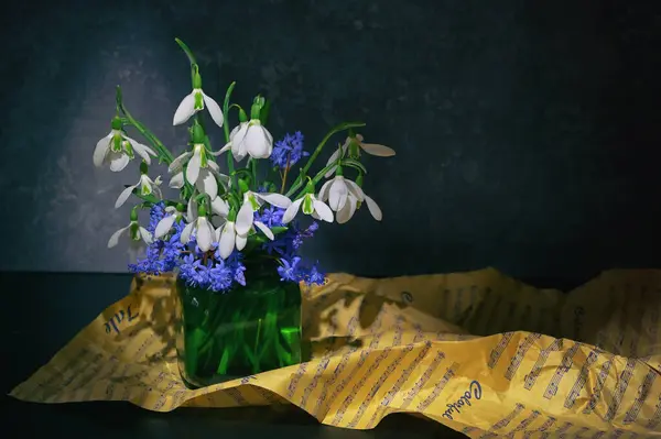 Abstrait Fleurs Gouttes Neige Dans Vase Sur Table Noire Images De Stock Libres De Droits