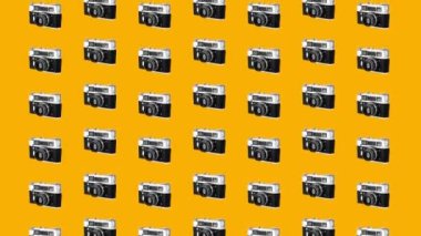  Sarı ve renkli video 4K üzerinde eski kameralar olan soyut arkaplan