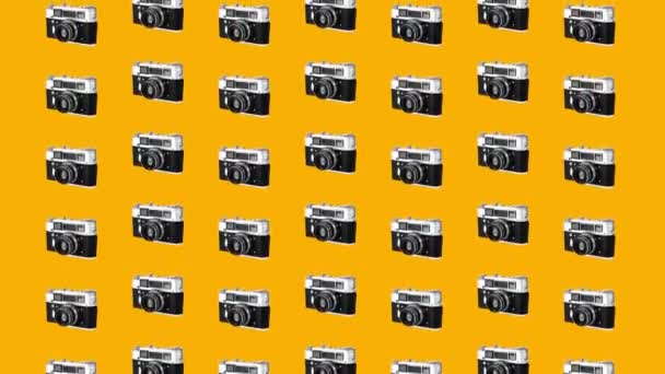 黄色和铬色调彩色视频4K旧相机的背景摘要 — 图库视频影像