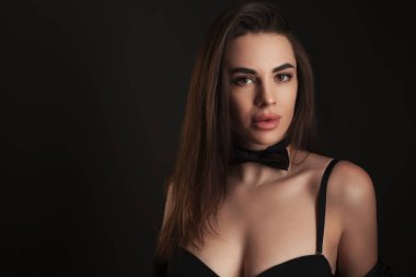 Genç ve seksi bir kadın stüdyosu. Karanlık bg 'de çekilmiş.