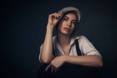 Retro şapka stüdyosunda çekilen genç bir kadın.