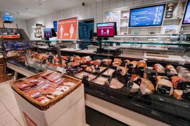 25 Temmuz 2022, Munster, Almanya: Bir Alman süpermarketinde sosis ve çeşitli et satışı