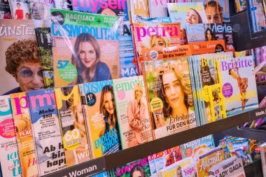 25 Temmuz 2022, Munster, Almanya: Birçok moda dergisi, bulvar gazetesi ve yüksek kaliteli dergiler Almanca tezgahta
