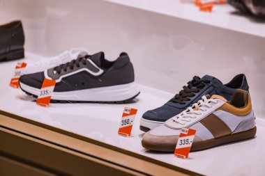 Ayakkabı mağazasının vitrininde şık ve çağdaş ayakkabılar ve spor ayakkabılar