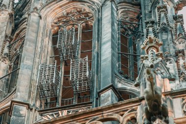 Almanya 'nın Munster kentindeki St. Lamberti Kilisesi' nde ön cephedeki mahkumlar için korkutucu kafesler.