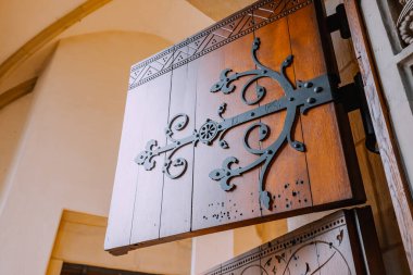 Ahşap bir kilisenin demir perçinleri ya da tarihi belediye binası kapısı. Görev oyunu ve mistik arkaplan