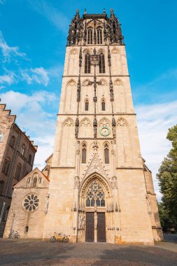 Liebfrauen ya da Uberwasserkirche 'nin bulunduğu Munster, Almanya' daki eski şehir caddesi. Şehir hayatı ve seyahat kavramı