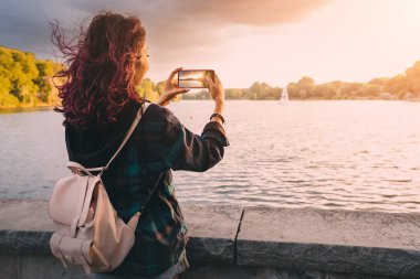 Seyahat blogcusu Almanya 'nın Munster kentindeki Aasee Gölü' nün kamerasında fotoğraf çekiyor.