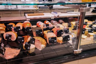 25 Temmuz 2022, Munster, Almanya: Bir Alman süpermarketinde sosis ve çeşitli et satışı