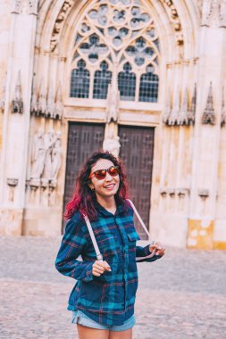 Turist kız, Almanya 'nın Munster kentindeki Uberwasserkirche kilisesine giriyor.