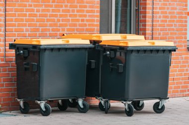 Şehir caddesinde yeni ve temiz çöp bidonları var. Çevre ve eko projesi olarak çöp ve çöp tenekeleri