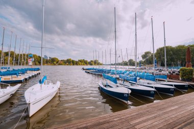 25 Temmuz 2022, Munster, Almanya: Birçok yelkenli ve diğer gemiler Munster 'daki Aasee Gölü' nde yat ve dinlenme amaçlı kiralanır.