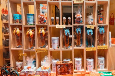 26 Temmuz 2022, Munster, Almanya: Alman bira bardaklarıyla turist hediyelik eşya dükkanı