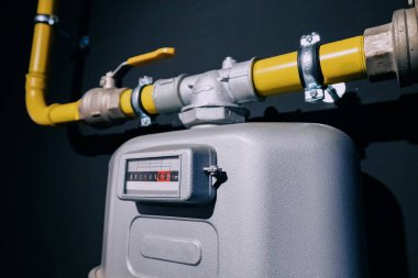Evin girişindeki boruda gaz sayacı var. Enerji krizi ve gaz depolama kapasitesi sorunları