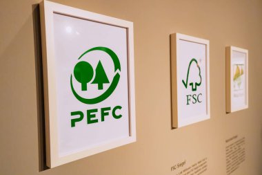 26 Temmuz 2022, Munster, Almanya: Kâr amacı gütmeyen kuruluşların logoları PEFC ve FSC ormanların yok edilmesi ve sürdürülebilir orman yönetimi sorunlarıyla ilgileniyor