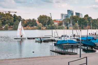 25 Temmuz 2022, Munster, Almanya: Birçok yelkenli ve diğer gemiler Munster 'daki Aasee Gölü' nde yat ve dinlenme amaçlı kiralanır.