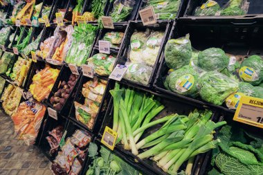 25 Temmuz 2022, Munster, Almanya: Bir Alman mağazasında fiyat etiketleriyle süpermarket tezgahında yeşil sebzeler
