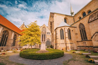 25 Temmuz 2022, Munster, Almanya: Muenster 'deki St. Paulus Katedrali' nde Gotik mezarlığı olan antik avlu