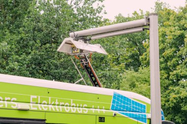 26 Temmuz 2022, Munster, Almanya: Şehir yolu tamamlandıktan sonra elektrikli otobüs şarj edilir. Toplu taşımacılıktaki ekoloji ve yeşil enerji sorunu