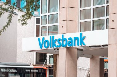 26 Temmuz 2022, Munster, Almanya: Volksbank banka şubesi şehir caddesinde. Avro bölgesinde finans sistemi ve krediler