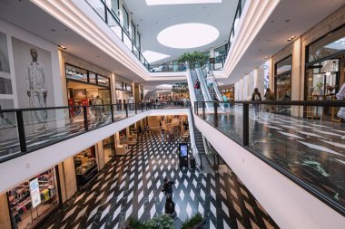 26 Temmuz 2022, Munster, Almanya: Çok sayıda mağazası, moda mağazası ve butiği olan modern bir alışveriş merkezi