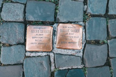 26 Temmuz 2022, Munster, Almanya: Soykırım sırasında hayatını kaybeden ve sınır dışı edilen Yahudiler için anıt olarak kaldırım taşları taşları taşlı bir yol üzerinde