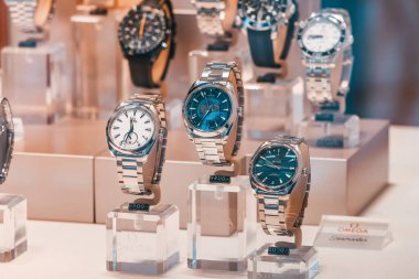 26 Temmuz 2022, Munster, Almanya: Mağaza vitrininde satılık çok pahalı Omega lüks bileklikler ve saatler. Klasik ünlü saatler.