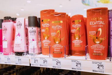 26 Temmuz 2022, Munster, Almanya: Schwarzkopf ve Loreal tarafından kozmetik veya süpermarkette Gliss Kur şampuanı veya banyo jeli seçmek