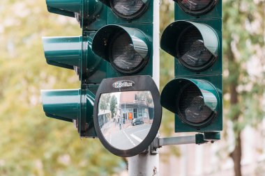 26 Temmuz 2022, Munster, Almanya: aynalı trafik ışığı ve bisikletçiler için ilave bir bölüm