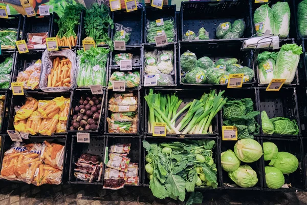 Julio 2022 Munster Alemania Verduras Verdes Mostrador Del Supermercado Con — Foto de Stock