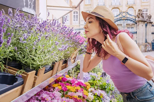 Gadis Bahagia Pembeli Dan Klien Memilih Buket Lavender Dan Bunga — Stok Foto