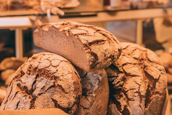 Produkty Piekarnicze Pyszny Świeży Chleb Pszenny Witrynie Sklepu — Zdjęcie stockowe