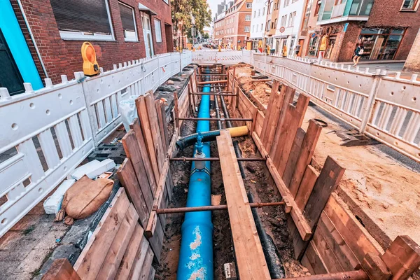 Ásatási Gödör Egy Városi Utcában Hogy Műanyag Vízcsöveket Árnyékoló Távtartókkal — Stock Fotó