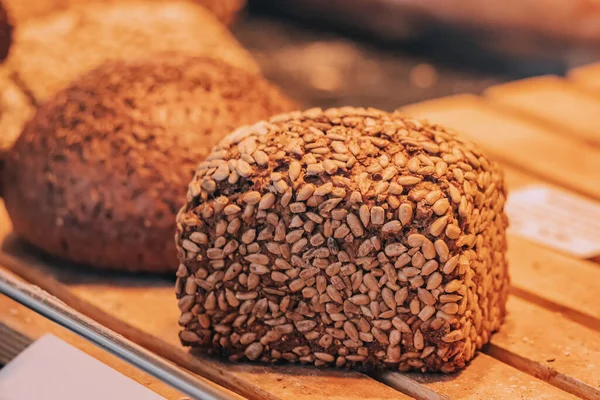 Produkty Piekarnicze Pyszny Świeży Chleb Pszenny Nasionami Witrynie Sklepu — Zdjęcie stockowe