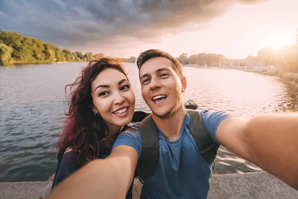Una Pareja Enamorada Simplemente Amigos Estudiantes Toman Una Foto Selfie —  Fotos de Stock