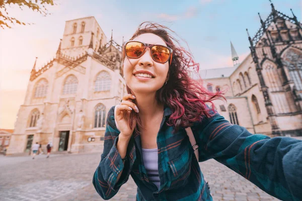 Mutlu Turist Kız Paulus Dom Katedrali Ziyaret Ederken Selfie Çekiyor — Stok fotoğraf