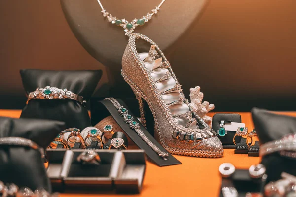 珠宝店展示黄金珠宝 手镯和戒指 漂亮的银色拖鞋陈列在橱窗里 黄金投资和储蓄的概念 — 图库照片