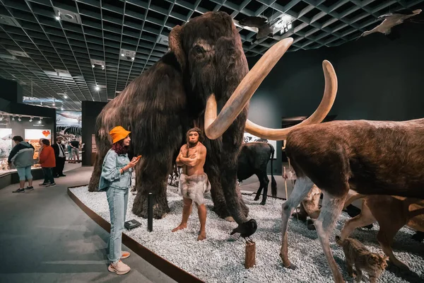 Июля 2022 Года Мюнстер Германия Девочка Смотрит Вымерших Гигантских Млекопитающих — стоковое фото
